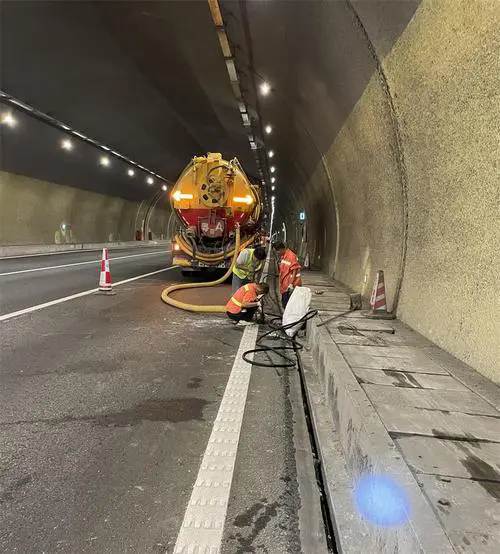 泸西隧道排水渠清淤